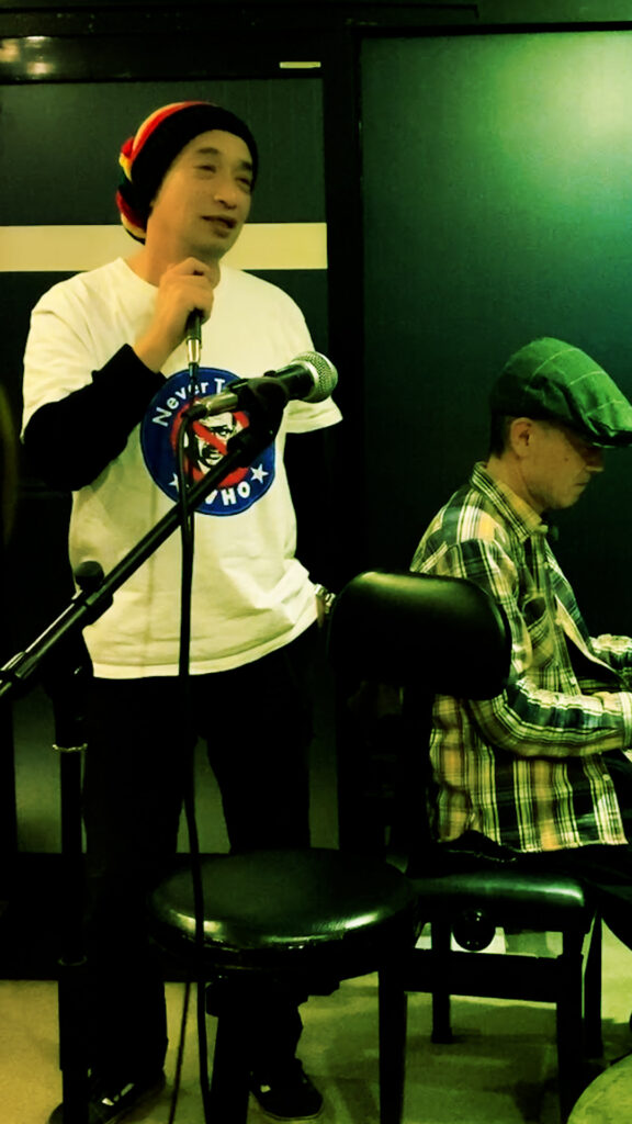 グランドピアノで歌う写真